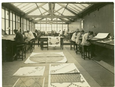 Abteilung des Entwurfsraums, Teppichfabrik, 1923 von English Photographer